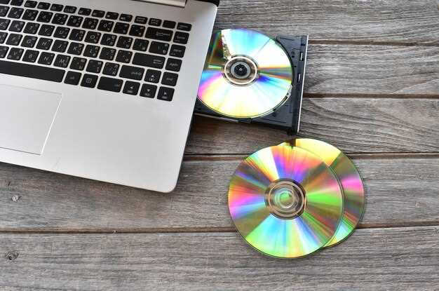 Открытие загрузочного отсека и вставка DVD